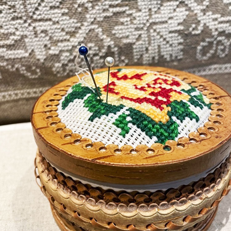 ロシア雑貨店マリンカ / 白樺細工ベレスタ 多重柄バラ刺繍小物入れb074