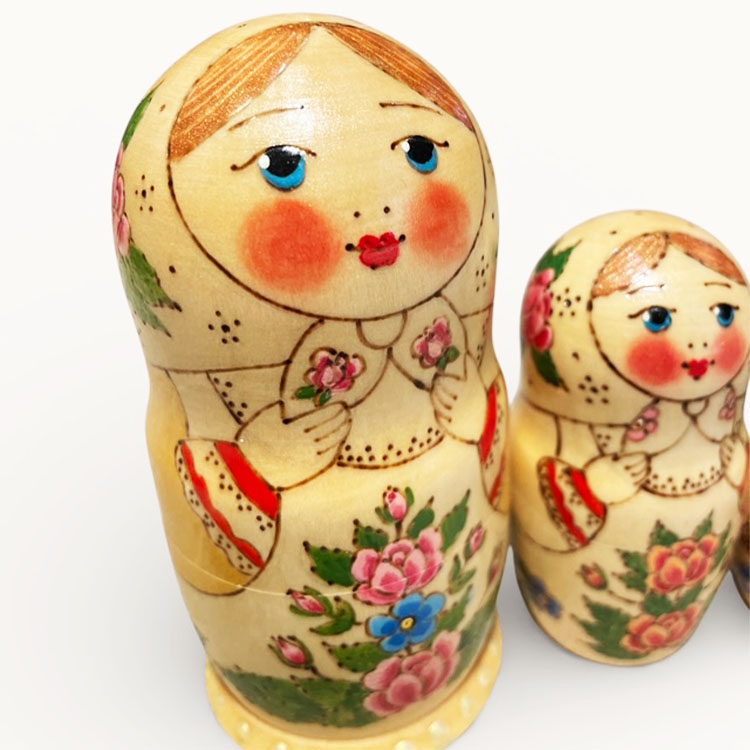 ロシア雑貨店マリンカ / リューバ・イワンツォワ作 マトリョーシカna128-5p
