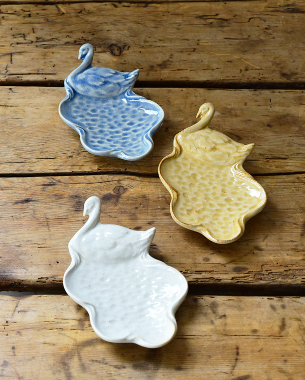 レコメンド :: 動物モチーフの器 :: スワン小皿 - マルミツウェブ