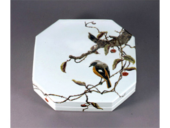 藤本能道《美男桂尉鶲図隅切り大筥》 – 丸沼芸術の森 – MARUNUMA ART PARK