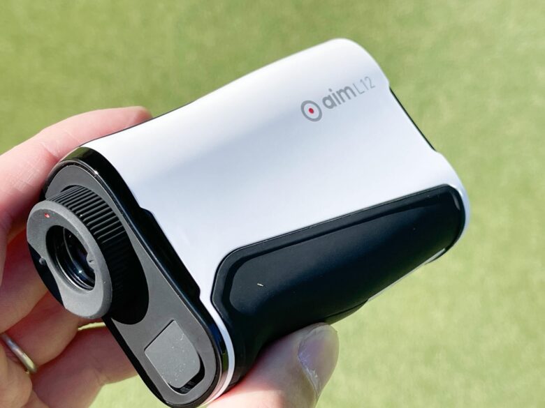 評価レビュー】ゴルフバディ aim L12レーザー距離計｜正真正銘の爆速