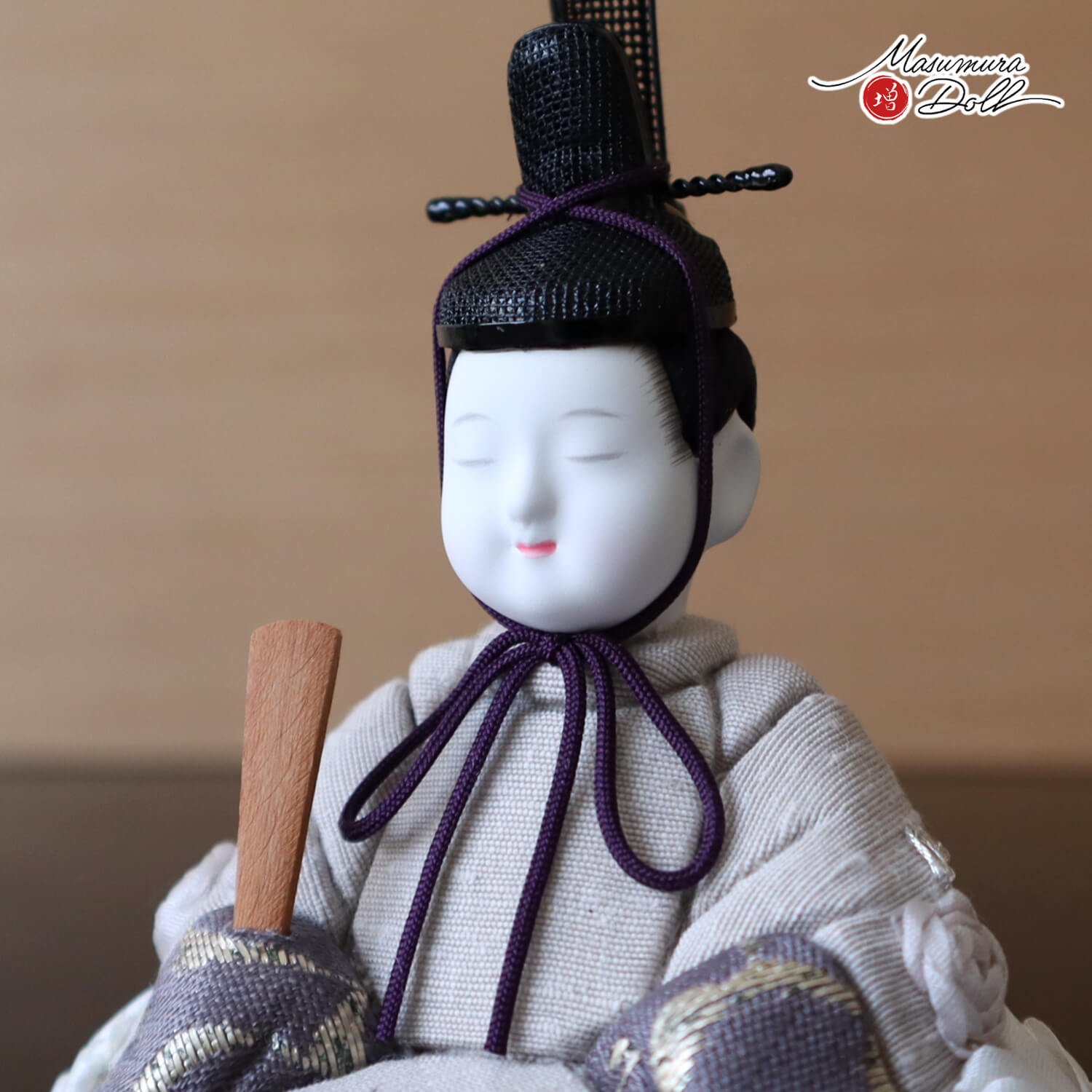 三世・金林真多呂作 正絹 本手刺繍 彩華雛 伝統的工芸品 国産杉飾台二