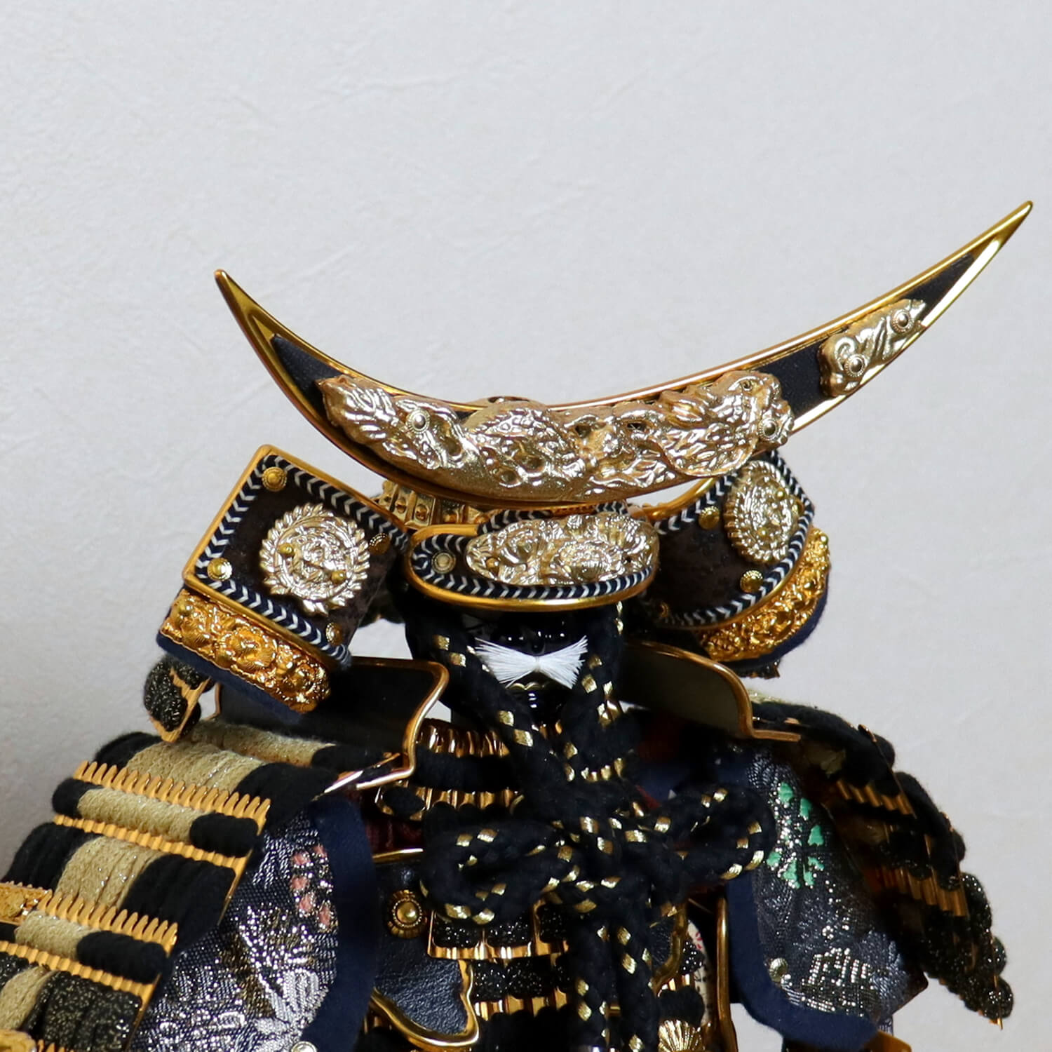 5号 伊達政宗 鎧飾 戦国 武将 名将 単品 彫金前立 金小札 黒沢瀉糸縅