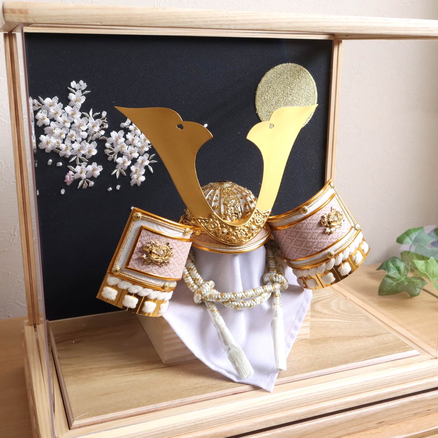 五月人形 ケース飾り 兜 選べる2種類 ☆ アクリルケース 本刺繍「月に