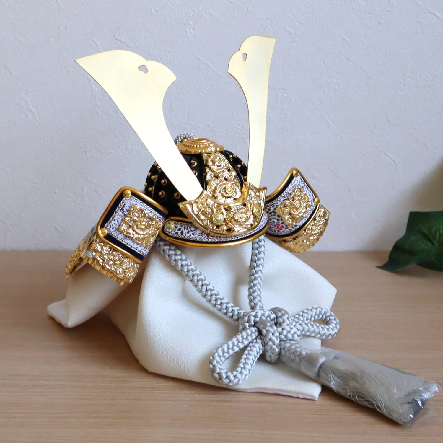 五月人形 伝統工芸士 誠山作 淡黒水色兜 37A 月-tsuki- 日本製円形