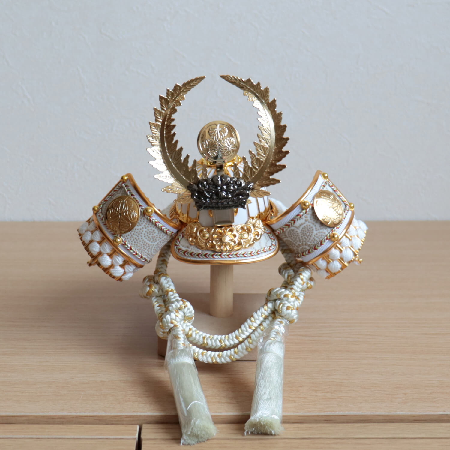 五月人形 ケース飾り 兜 日本製 武将 徳川家康 兜 白糸 共吹き返し 月