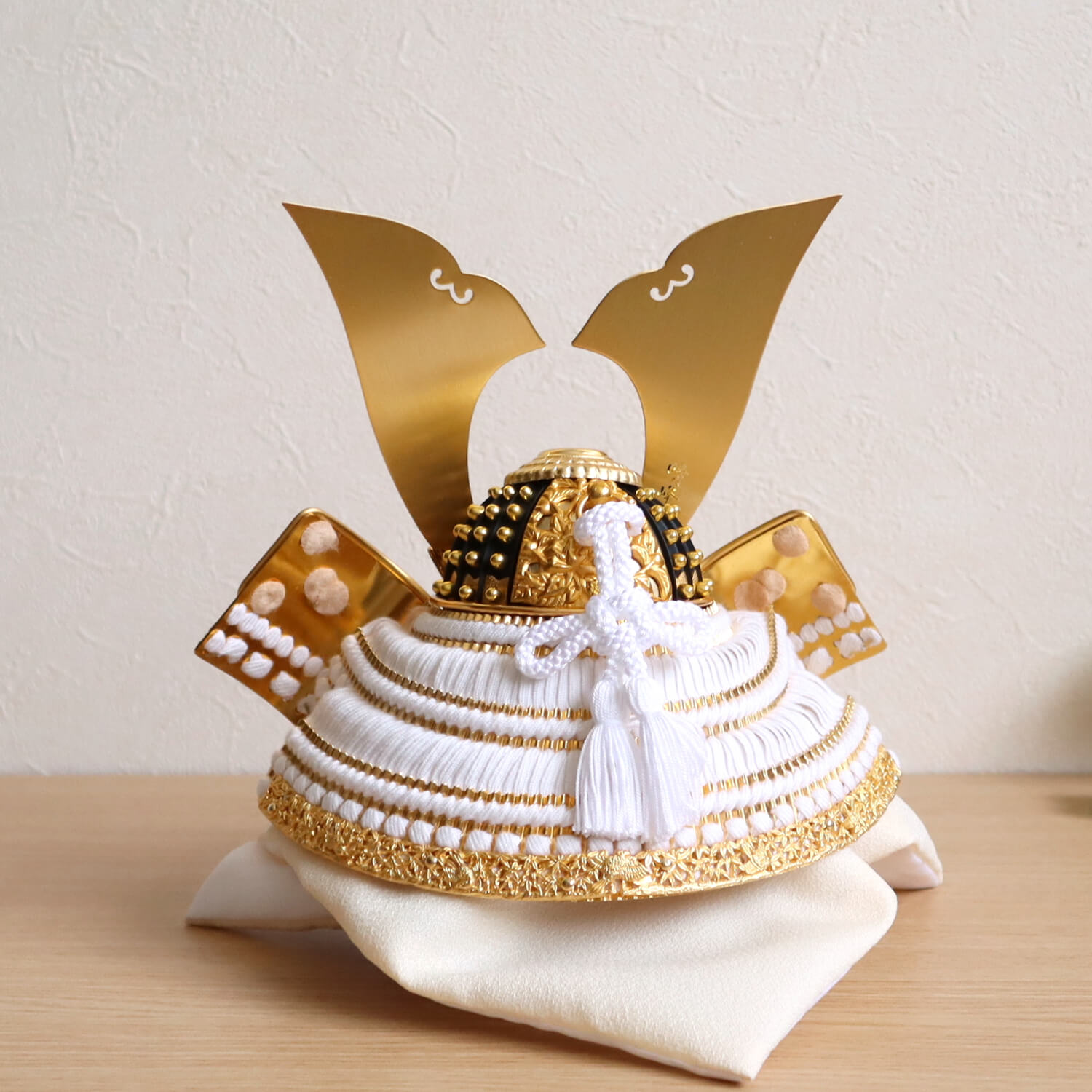 五月人形 ケース飾り 兜 伝統工芸士・平安晴峰作 7号 正絹白糸縅 本