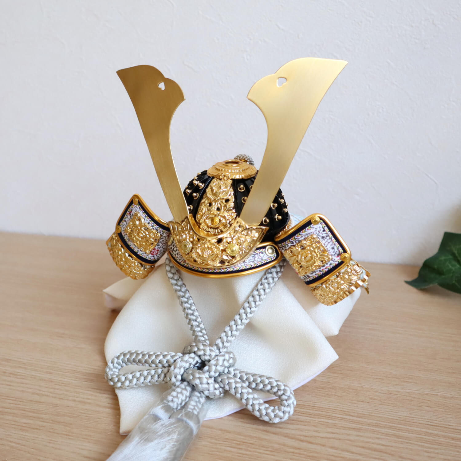 五月人形 伝統工芸士 誠山作 淡黒水色兜 37A 月-tsuki- 日本製円形