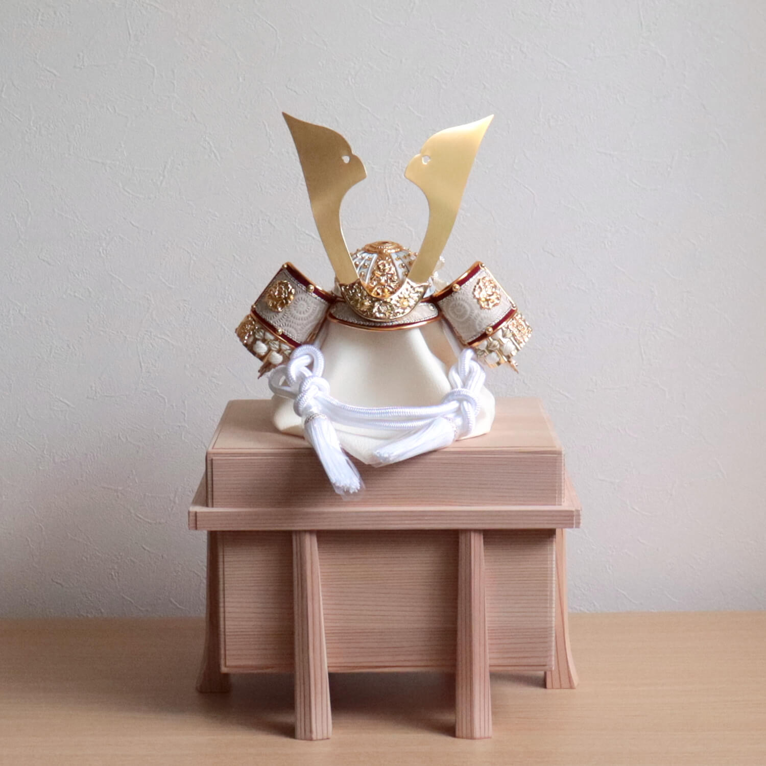 五月人形 伝統工芸士 誠山作 10号ナチュラル兜 正絹 白糸縅 無双結び