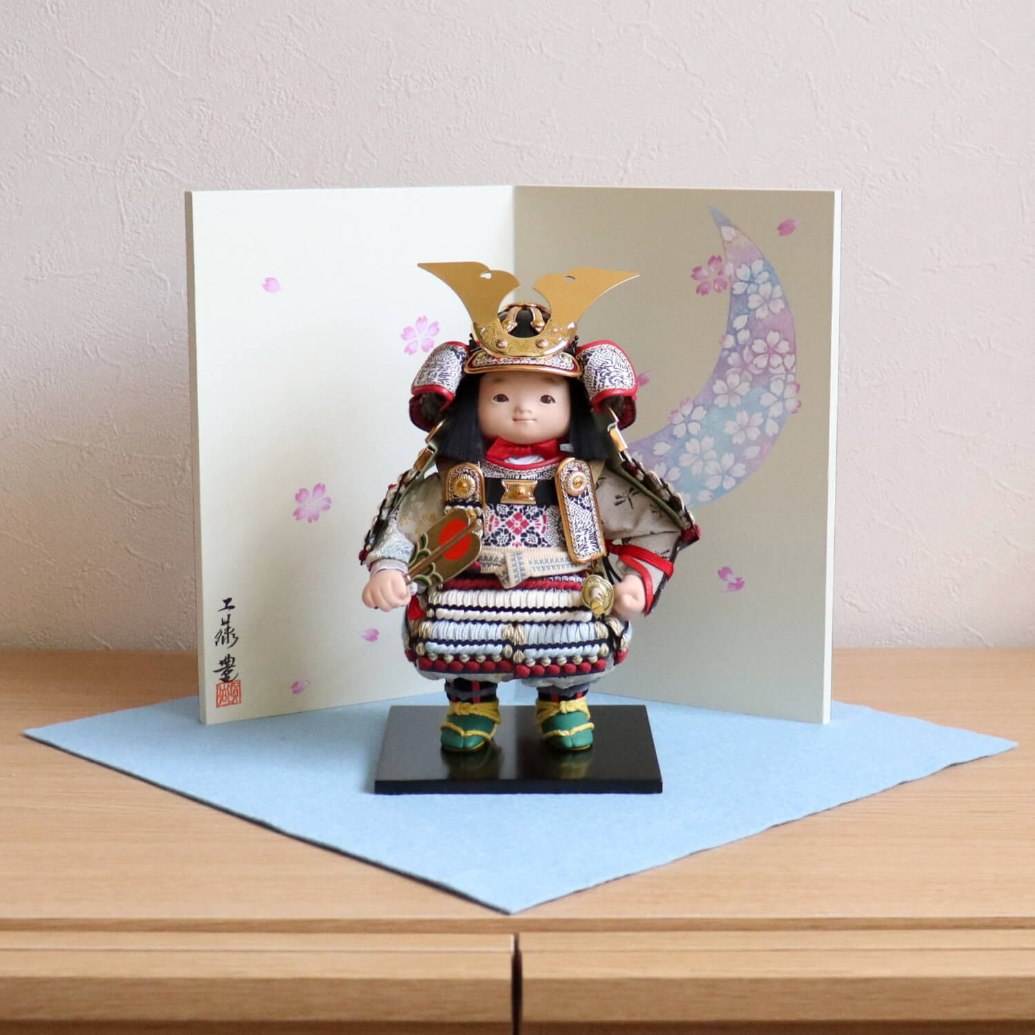 五月人形 幸一光作 鎧着大将「蒼」正絹淡萌葱糸縅 正絹西陣織鳳凰丸紋