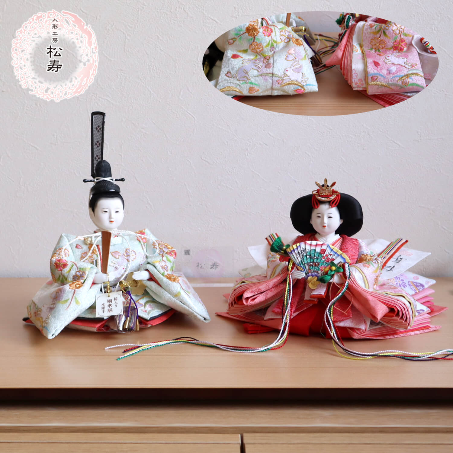 雛人形 新作 小出松寿 作 四寸おぼこ雛 京刺繍 金駒 「うさぎ雪輪桜