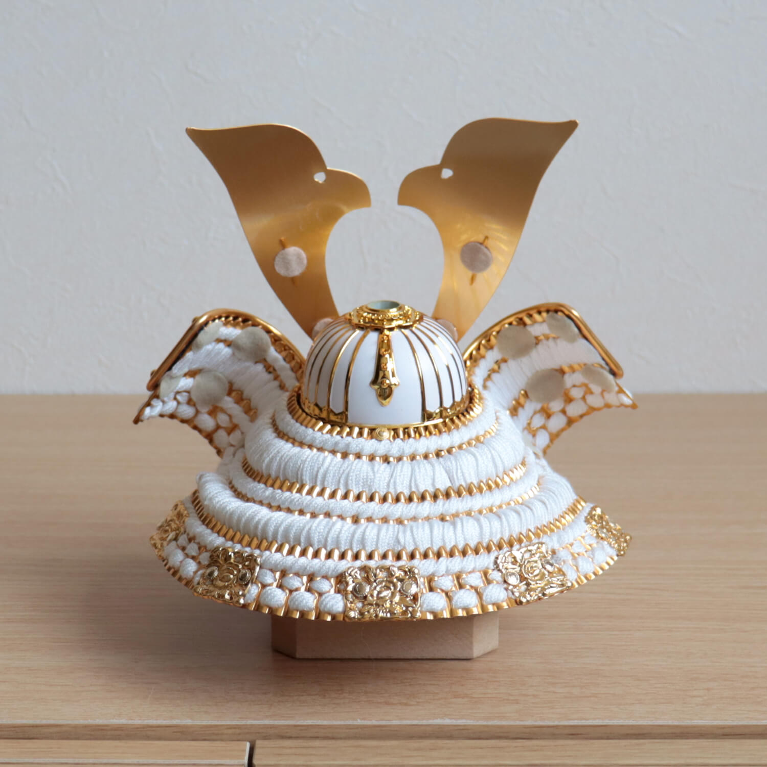 五月人形 ケース飾り 兜 【選べる2種類】彫金七宝兜 ゴールド&シルバー