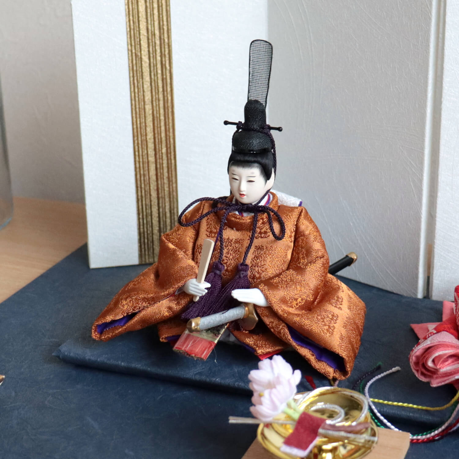 雛人形 華峰作 柳三寸 正絹西陣織 黄櫨染 二曲一双 金ライン クリア