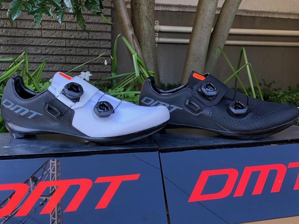 ニットとマイクロファイバーのハイブリッドシューズ 