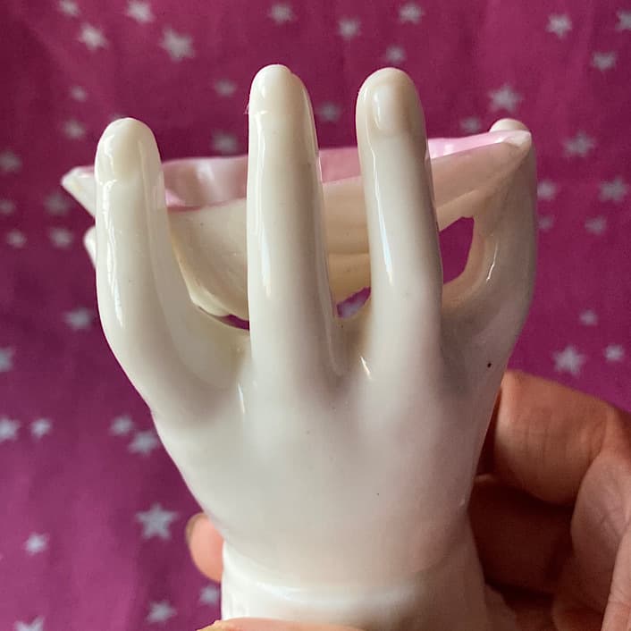 愛くるしい子どもの手と貝殻ミルクガラスハンドオブジェ