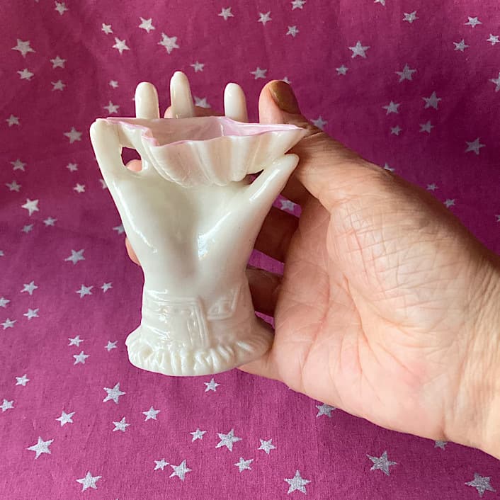 愛くるしい子どもの手と貝殻ミルクガラスハンドオブジェ
