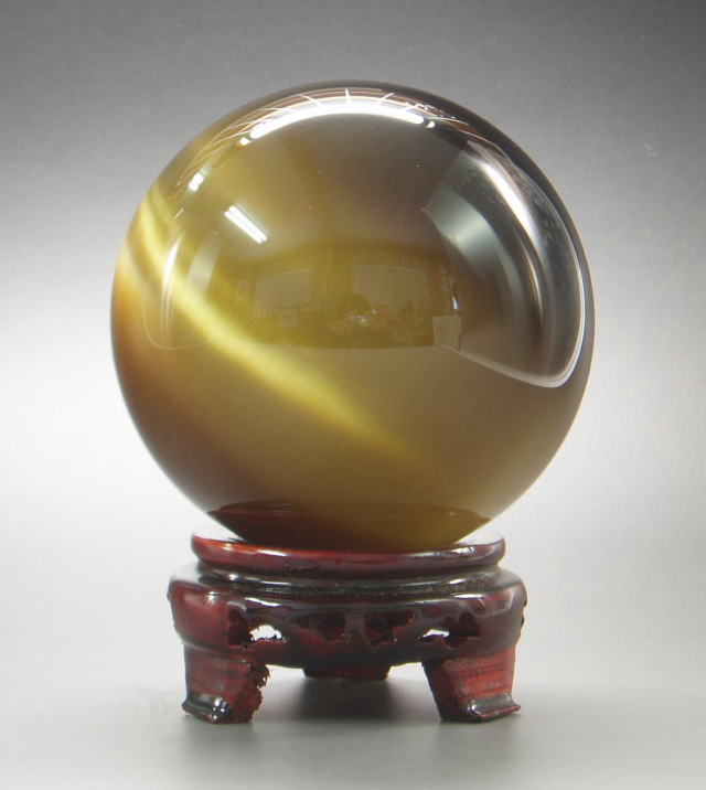 希少大玉 キャッツアイ(猫目石)です 光を当てると濃い金色で線室内では