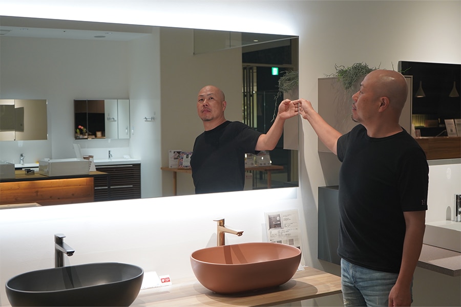 ピッタミラー》開発秘話：ありそうでなかったサイズオーダーLEDミラー