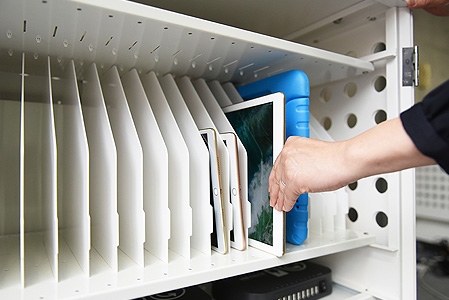 New Tablet*Cart タブレットを最大48台を保管できる充電保管庫