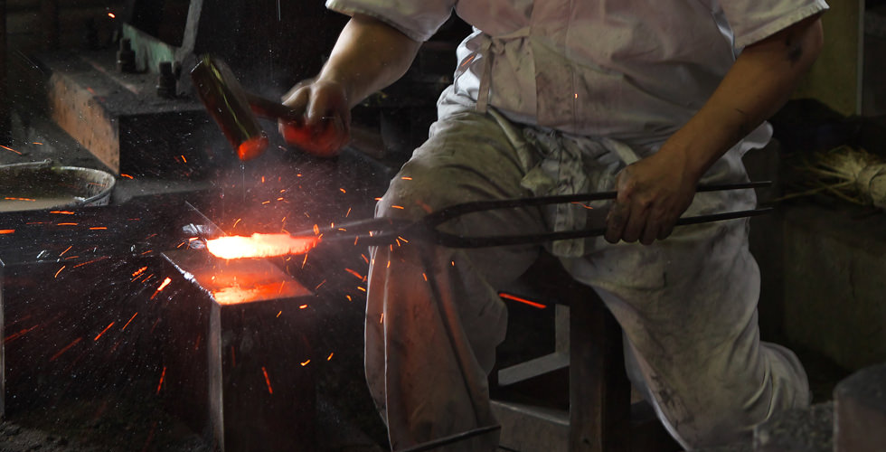 たたら場の鉄－玉鋼 | 【公式】火箸風鈴の明珍本舗