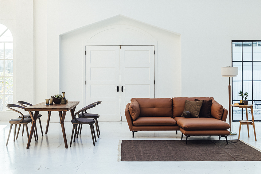 リビングダイニングを上質にするレザーのカウチソファ | NOCEノーチェ