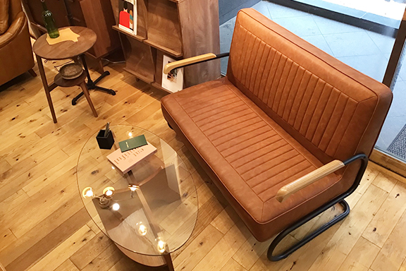 ミッドセンチュリー系インダストリアルデザインのソファ | NOCE