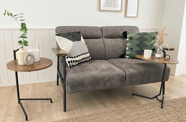 ブラックスチール脚と木製天板が映える、差し込み型モダンサイド