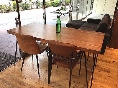 レザーテックスの優しい素材感と座り心地が魅力のビンテージ風チェア