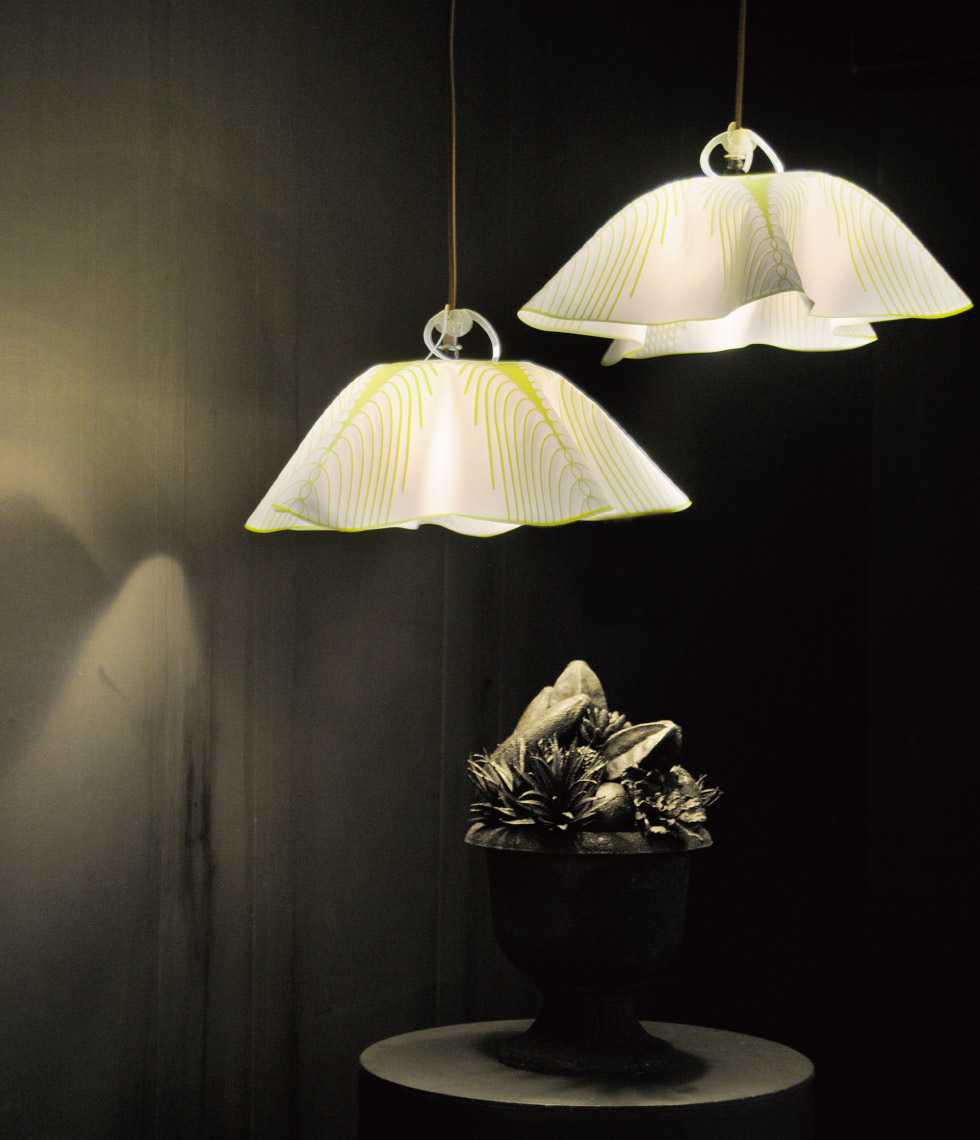 一枚の布がランプが包み込む、クラゲのようなランプシェード [Horatio