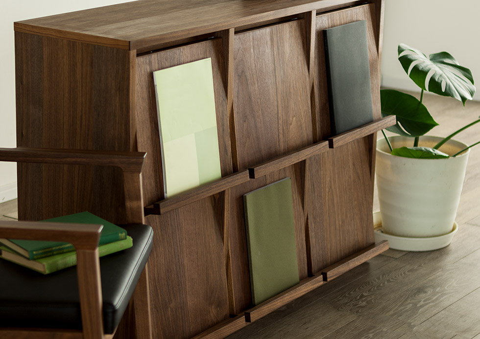 年月と共に風合いを増す、天然木のディスプレイ収納 [sopra / ソプラ