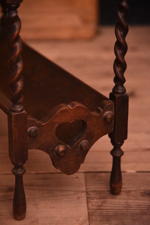 装飾が美しいブックスタンド