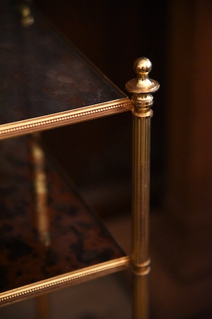 上品な装飾のブラスガラストップサイドテーブル 3段