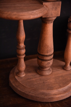 上品な風合いのディスプレイスタンド