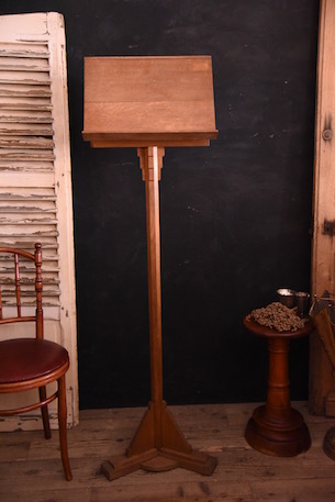 落ち着いた風合いの木製聖書台 レクターン