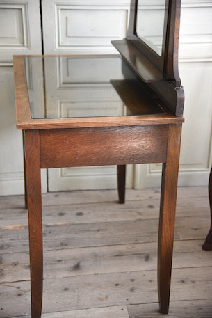 雰囲気ある木製のドレッサー