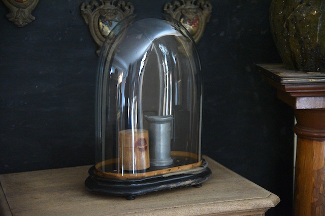 雰囲気あるオーバルガラスドーム b