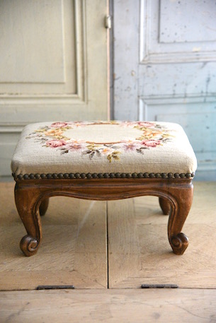 可愛らしい猫脚のオットマン