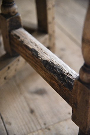 雰囲気あるドロワーのついたゲートレッグテーブル