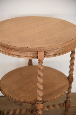 風合い豊かなラウンドサイドテーブル