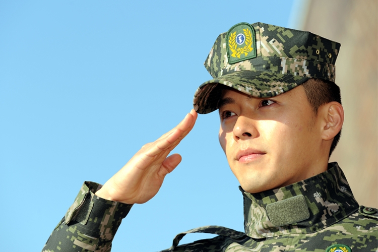 愛の不時着』ヒョンビン 海兵隊時代のリアル軍服ショット｜NEWSポスト