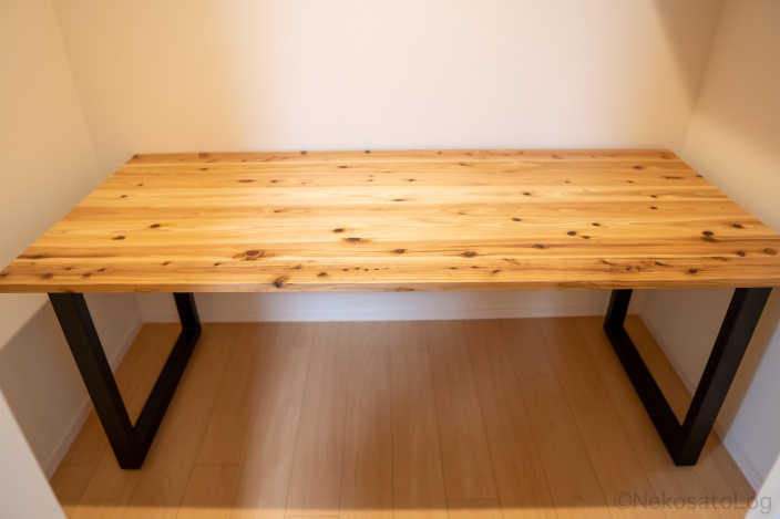 かなでもの杉無垢材」のデスクを組み立てた！肌触り、色合いが最高な天