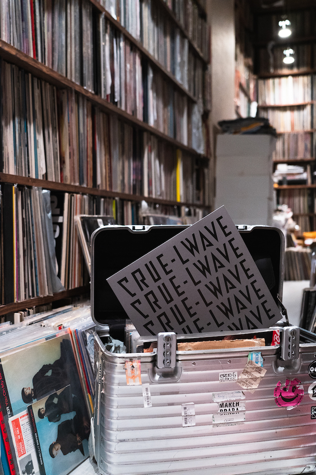 瀧見憲司(KENJI TAKIMI)による CRUE-L RECORDS と WAVE が