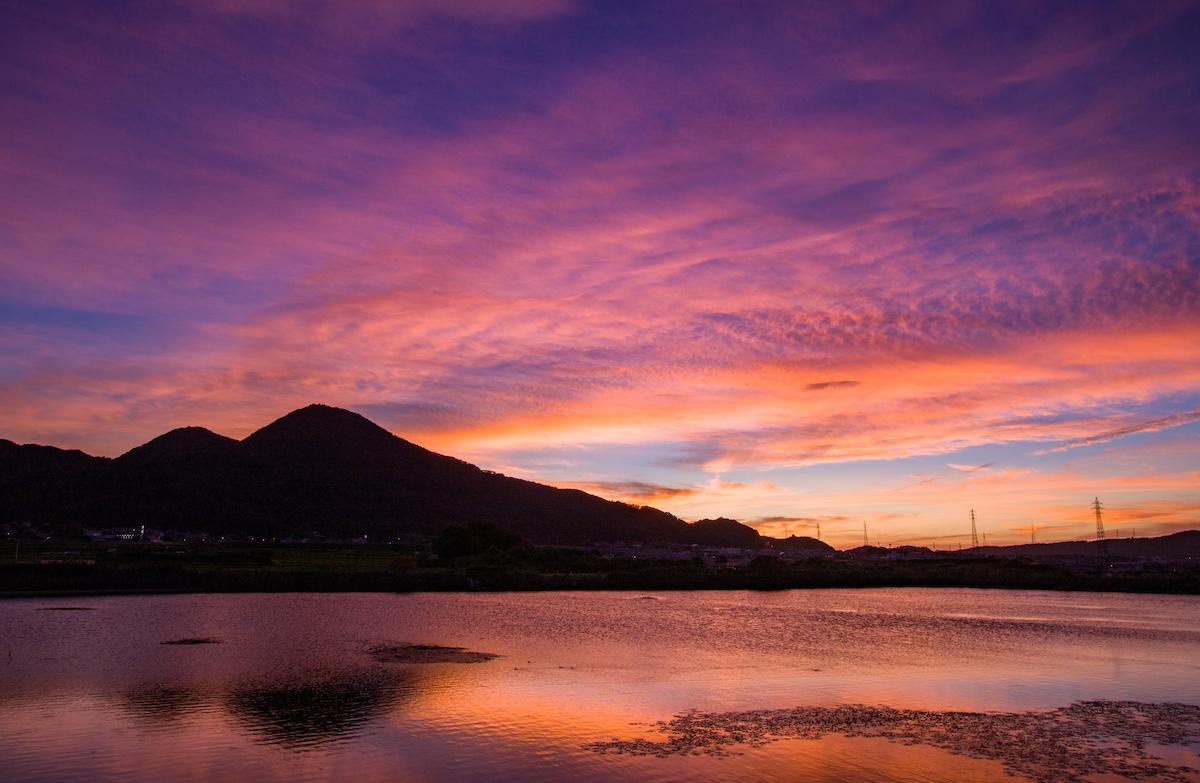 香芝市〉奈良の絶景！ 名山「二上山」が最も美しく見えるため池『千股