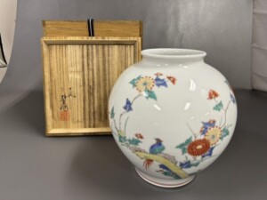 十三代酒井田柿右衛門 錦花鳥文花瓶 訪問買取でお譲り頂きました ｜日興堂