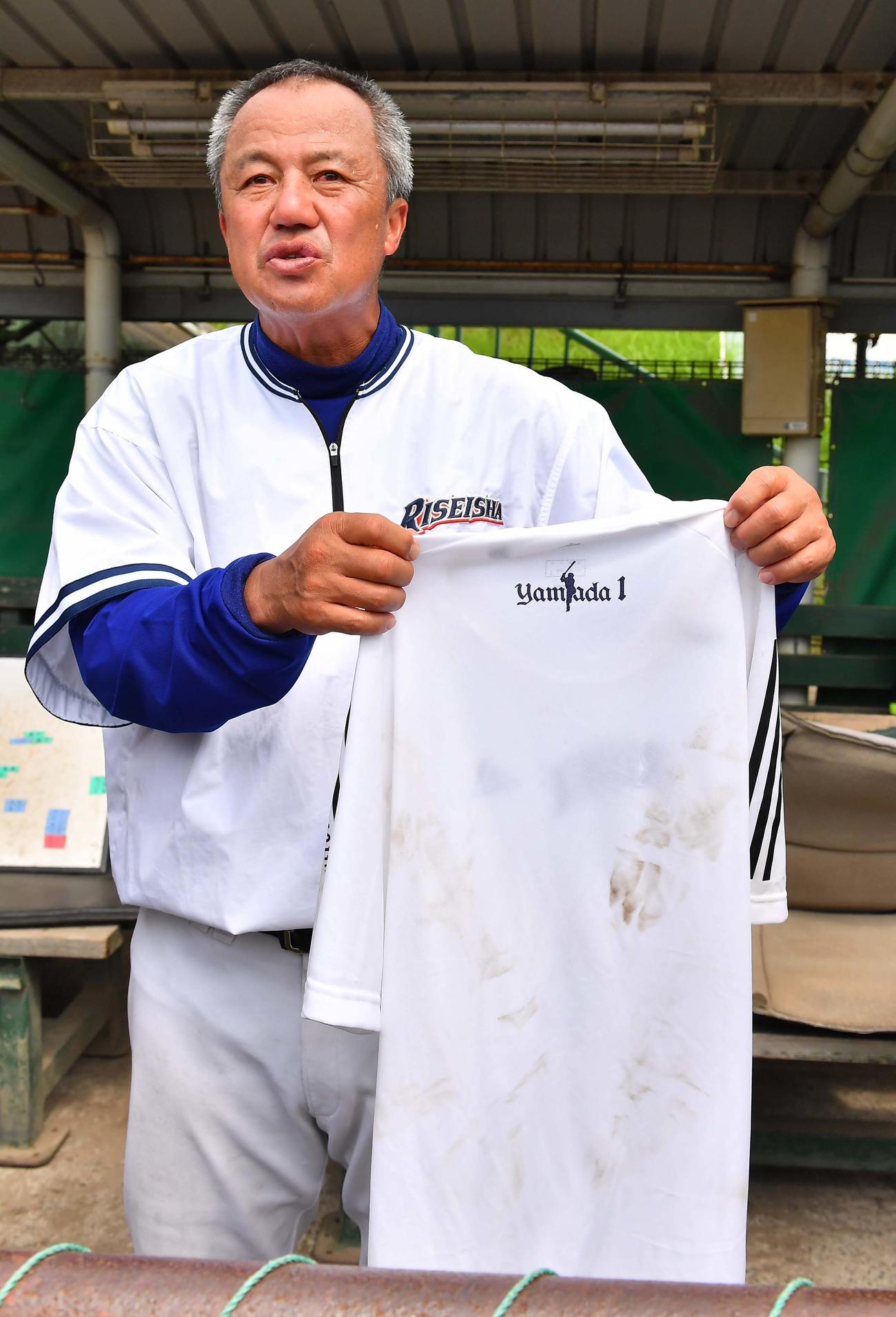 履正社「士気高まる」OB山田哲人からTシャツ贈呈 - 高校野球夏の