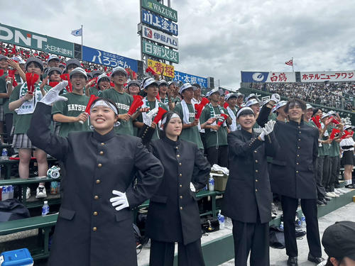 甲子園】学ラン姿の松商学園応援団が穏やかで優しい声響かせた 団員4