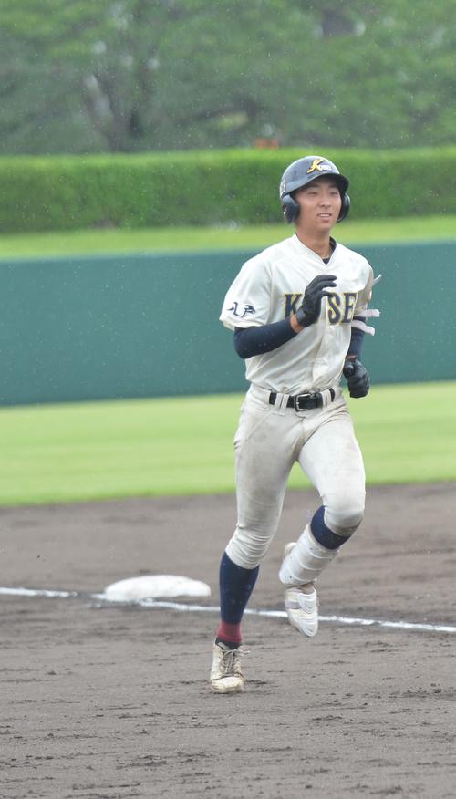 覇権奪還を目指す八戸学院光星8強 中沢恒貴がバックスクリーン右へ