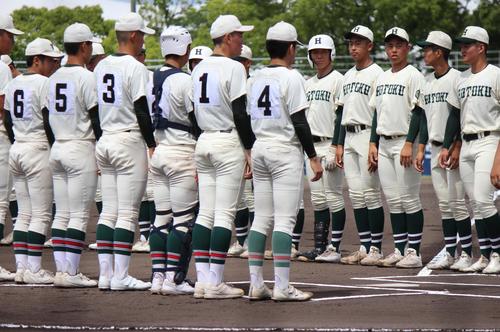 報徳学園―市和歌山はそっくりユニホーム対決 ともに濃緑色とアイボリー