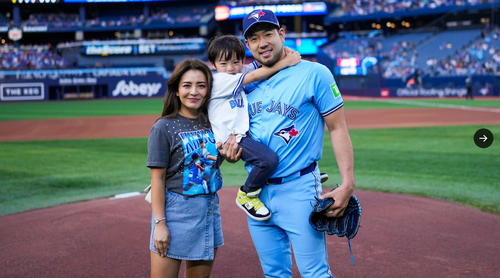 ブルージェイズ菊池雄星、ボブルヘッドデーで4歳の長男が始球式、夫人