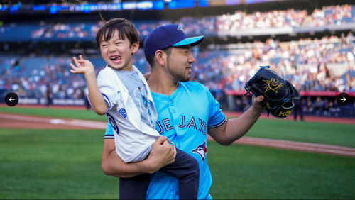 ブルージェイズ菊池雄星、ボブルヘッドデーで4歳の長男が始球式、夫人